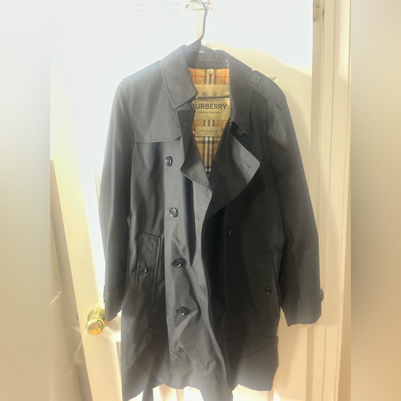 Burberry Men's Black Trench Coat with Iconic Check Lining practically new - Picture 2 of 3